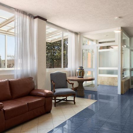 Howard Johnson By Wyndham Toluca Exterior photo