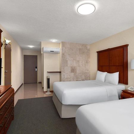 Howard Johnson By Wyndham Toluca Exterior photo
