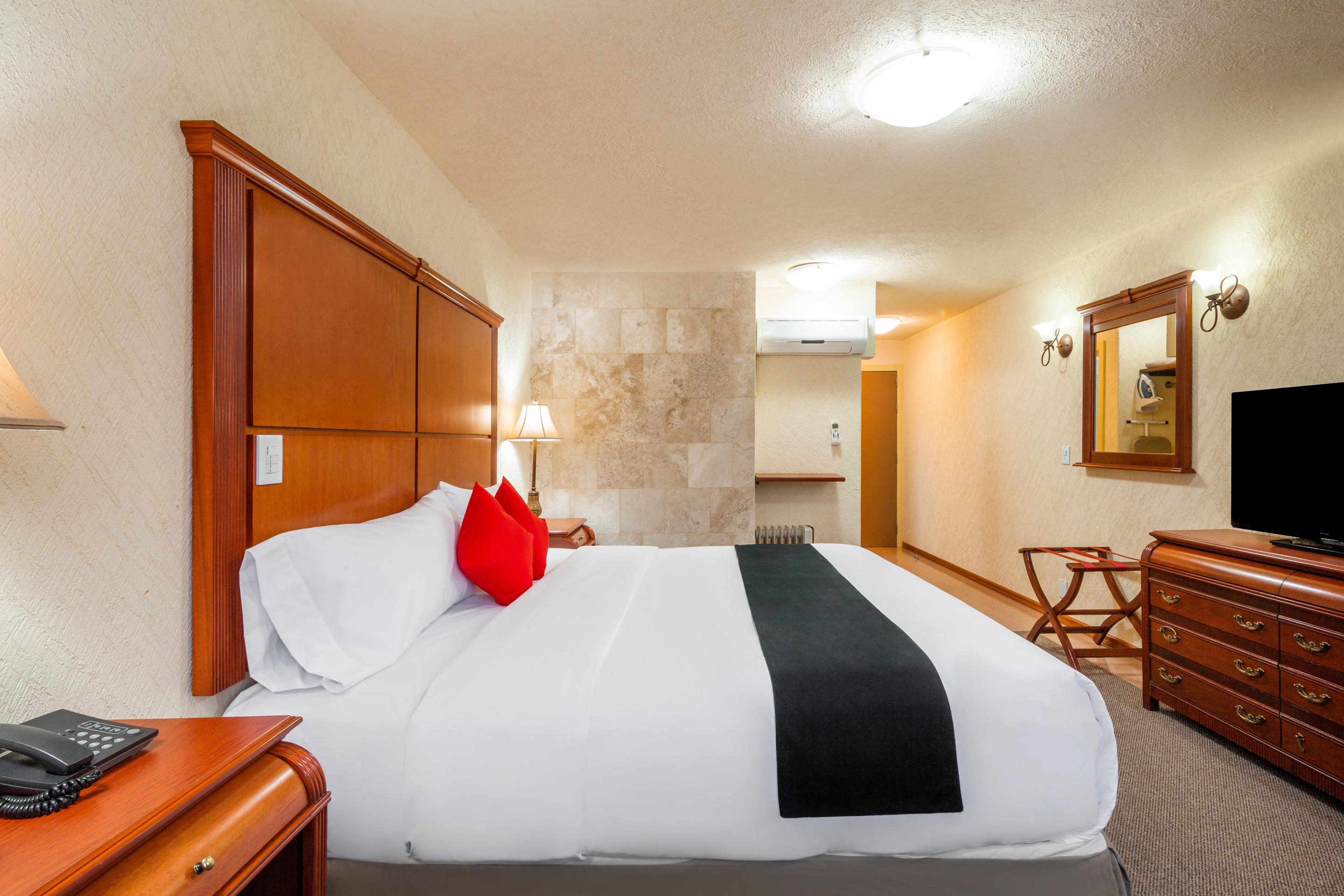 Howard Johnson By Wyndham Toluca Exterior photo
