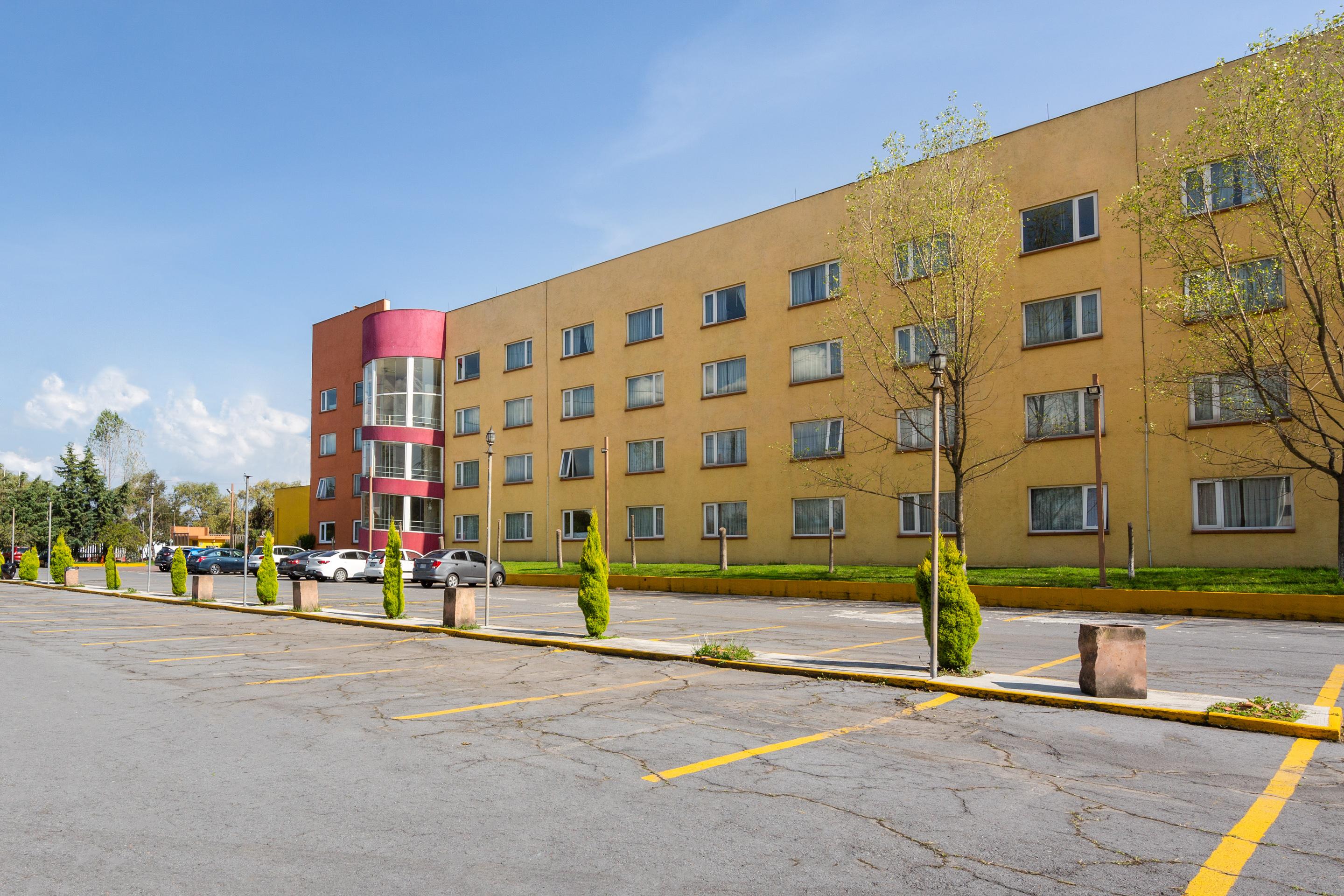 Howard Johnson By Wyndham Toluca Exterior photo