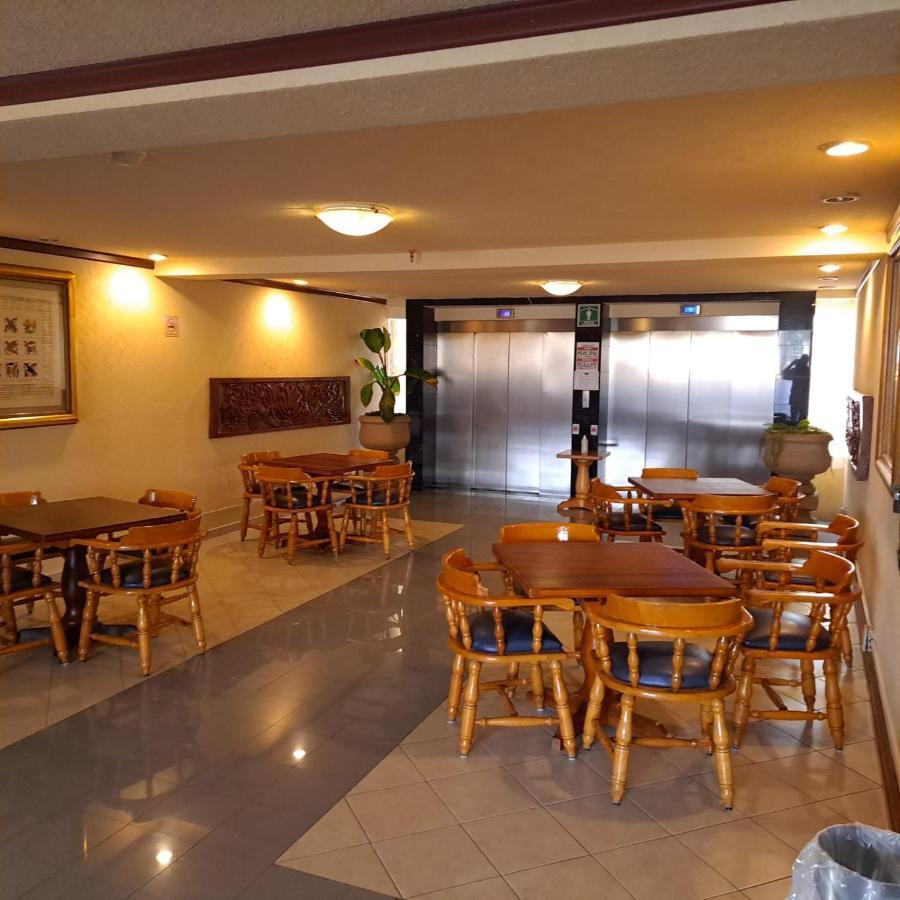 Howard Johnson By Wyndham Toluca Exterior photo