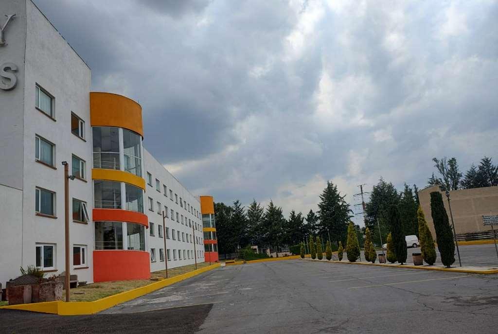 Howard Johnson By Wyndham Toluca Exterior photo