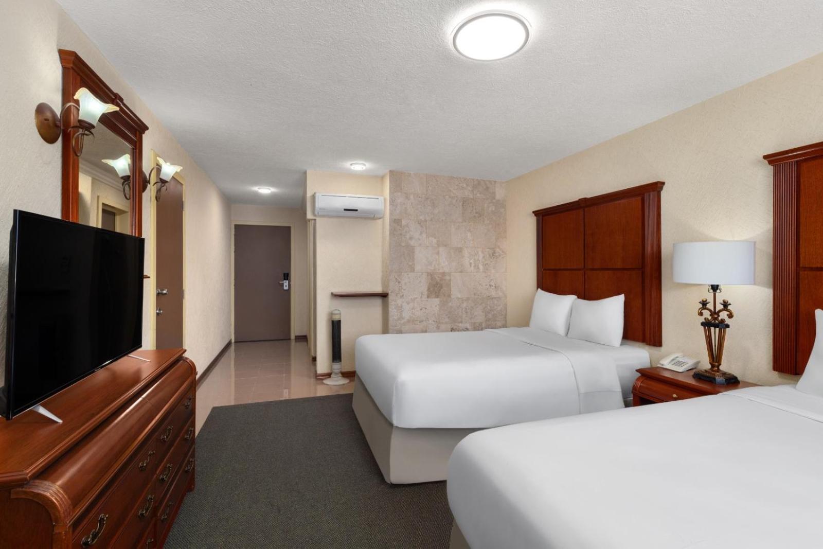 Howard Johnson By Wyndham Toluca Exterior photo