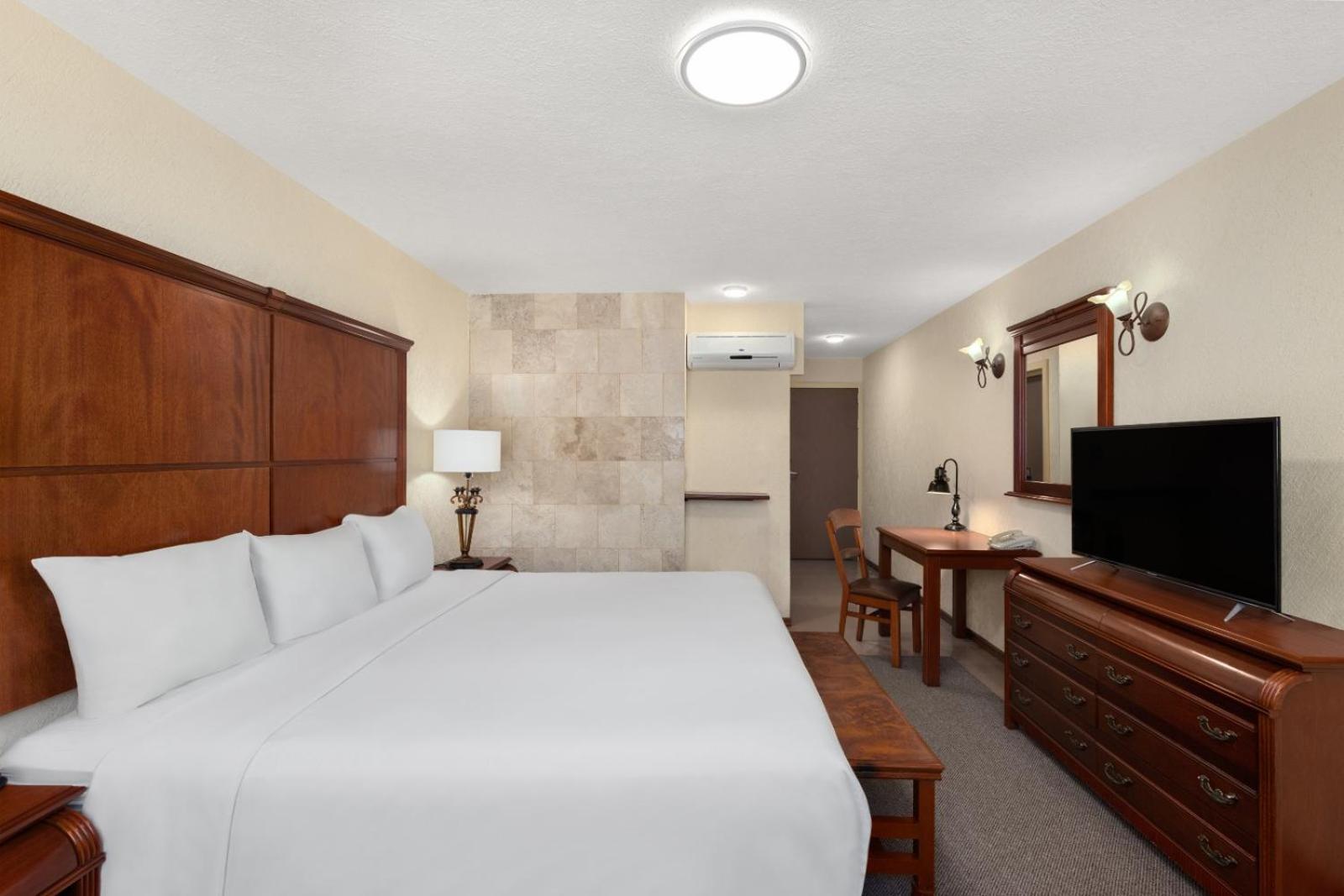 Howard Johnson By Wyndham Toluca Exterior photo